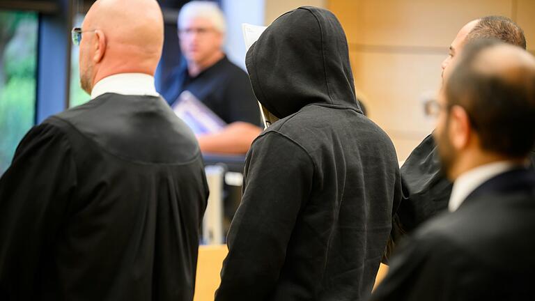 Der Angeklagte im Prozess um die t&ouml;dlichen Messerstiche vor Stift Haug in W&uuml;rzburg kommt frei. Das Gericht hat den Haftbefehl aufgehoben, nachdem inzwischen kein dringender Tatverdacht gegen den 23-J&auml;hrigen mehr besteht.&nbsp;