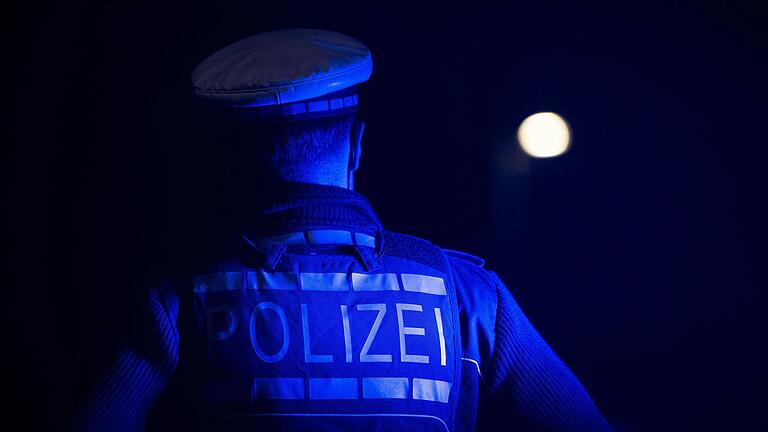 ILLUSTRATION - 30.11.2023, Baden-W&uuml;rttemberg, Stuttgart: Ein Polizist steht im Rahmen eines Fototermins neben einem Polizeifahrzeug (gesteldddlte Szene). (zu dpa: &laquo;Zwei Taxifahrer angegriffen - G&auml;ste wollten nicht zahlen&raquo;) Foto: Marijan Murat/dpa +++ dpa-Bildfunk +++