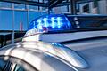 Blaulicht       -  Ein Blaulicht leuchtet auf dem Dach eines Polizeiwagens.