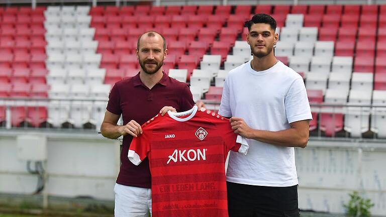 Fatih Baca (rechts neben Sportdirektor Sebastian Neumann) ist der siebte Neuzugang des Sommers bei den W&uuml;rzburger Kickers.